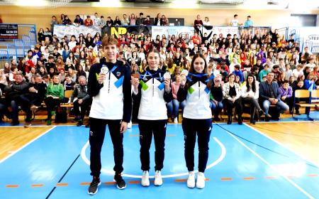 Na sliki  Trije mladi iz občine Cerklje v športni dvorani  Tia Malovrh, Aljaž Janhar in Teja Pavec s kolajnami iz 4.  Zimskih  mladinskih olimpijskih iger v Južni Koreji